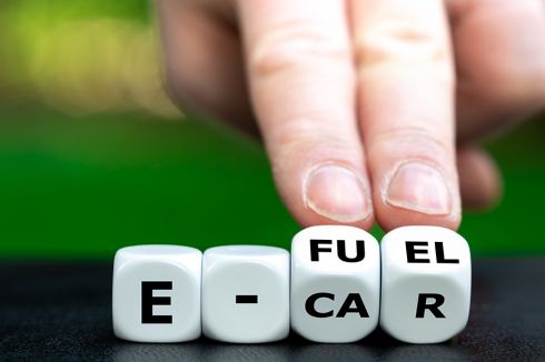 © Fokussiert - stock.adobe.com Foto: E-Fuel auf Holzwuerfel