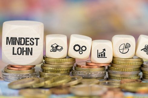© magele-picture - stock.adobe.com Foto: Münzen und Würfel mit Symbolen und Beschriftung Mindestlohn