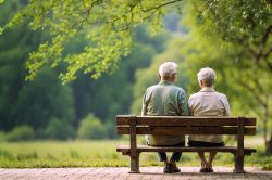 © funstarts33 - stock.adobe.com Foto: Rentner auf Parkbank