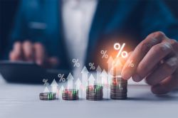 © Suriya - stock.adobe.com Foto: Mann mit Münzen