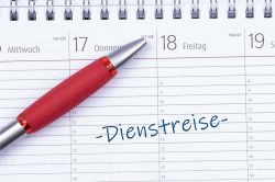 © HNFOTO - stock.adobe.com Foto: Kalender mit Schrift Dienstreise darauf