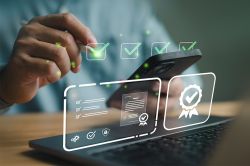 © somyuzu - stock.adobe.com Foto: Mann mit Smartphone und Laptop