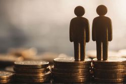 © Nongkhane - stock.adobe.com Foto: Figuren auf Münzstapel