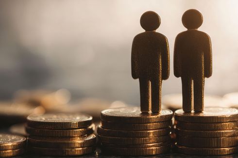 © Nongkhane - stock.adobe.com Foto: Figuren auf Münzstapel