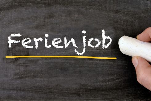 © Sinuswelle - stock.adobe.com Foto: Text Ferienjob auf Tafel mit Kreide geschrieben