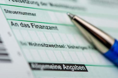 © Wolfilser - stock.adobe.com Foto: Formular und Kugelschreiber