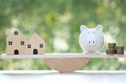 © Monthira - stock.adobe.com Foto: Haus und Sparschwein