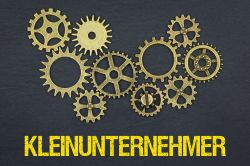 © magele-picture - stock.adobe.com Foto: Zahnräder und Schriftzug Kleinunternehmer