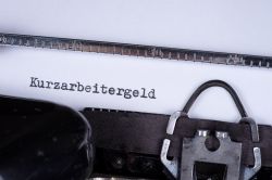Foto: Schreibmaschine mit Aufschrift Kurzarbeitergeld
